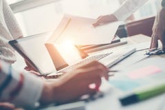 Réunion de projet Équipe discutant le nouveau plan numérique Ordinateur portable et écritures sur la table photo stock Réunion de projet Équipe discutant le nouveau plan numérique Ordinateur portable et écritures sur la table photo stock
