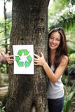 Réutilisation : la femme dans la forêt avec réutilisent le signe images stock Réutilisation : la femme dans la forêt avec réutilisent le signe images stock