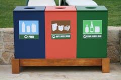 Réutilisez les poubelles de rebut sur le sentier piéton de bord de la mer images libres de droits Réutilisez les poubelles de rebut sur le sentier piéton de bord de la mer images libres de droits