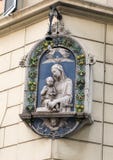 Réverbère avec le soulagement découpé de Madonna et de l'enfant sur le coin de bâtiment, Rome Italie images libres de droits Réverbère avec le soulagement découpé de Madonna et de l'enfant sur le coin de bâtiment, Rome Italie images libres de droits