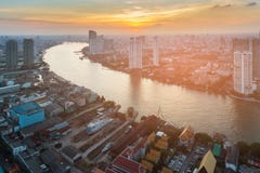 Río curvado sobre la ciudad de Bangkok en el centro de la ciudad Fotos de archivo libres de regalías Río curvado sobre la ciudad de Bangkok en el centro de la ciudad Fotos de archivo libres de regalías