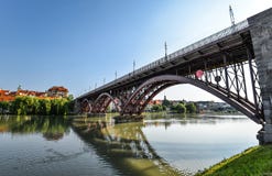 Río de Drava, reflexión del cielo y puente El puente principal a través del río de Drava en Maribor, Eslovenia Imagen de archivo libre de regalías Río de Drava, reflexión del cielo y puente El puente principal a través del río de Drava en Maribor, Eslovenia Imagen de archivo libre de regalías