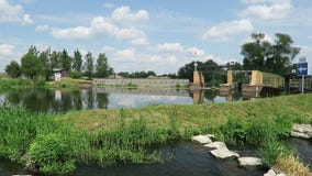Río de Havel en verano vertedero histórico de la aguja Havelland (Brandeburgo, Alemania) Pescado metrajes Río de Havel en verano vertedero histórico de la aguja Havelland (Brandeburgo, Alemania) Pescado metrajes