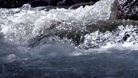 Río de la montaña que rabia Río de la montaña que rabia