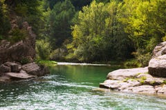 Río de las montañas con la orilla rocosa pyrenees foto de archivo libre de regalías Río de las montañas con la orilla rocosa pyrenees foto de archivo libre de regalías