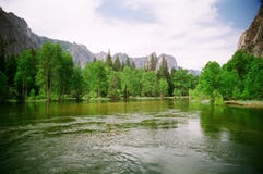 Río de Merced en el parque nacional de Yosemite foto de archivo Río de Merced en el parque nacional de Yosemite foto de archivo