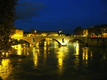 Río Tíber en la noche Bridige y edificios fotos de archivo Río Tíber en la noche Bridige y edificios fotos de archivo