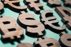 różna waluta, drewniane ikony, bitcoin dolar i euro, z rzędu royalty ilustracja różna waluta, drewniane ikony, bitcoin dolar i euro, z rzędu royalty ilustracja