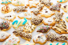 Różni kształty shortbread waniliowi Bożenarodzeniowi ciastka robić i dekorujący dzieciakami z lodowacenia czekoladowym ganache ko zdjęcie stock Różni kształty shortbread waniliowi Bożenarodzeniowi ciastka robić i dekorujący dzieciakami z lodowacenia czekoladowym ganache ko zdjęcie stock