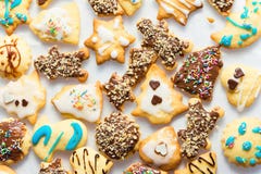 Różni kształty shortbread waniliowi Bożenarodzeniowi ciastka robić i dekorujący dzieciakami z lodowacenia czekoladowym ganache ko fotografia royalty free Różni kształty shortbread waniliowi Bożenarodzeniowi ciastka robić i dekorujący dzieciakami z lodowacenia czekoladowym ganache ko fotografia royalty free
