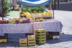 Różnorodne kolorowe świeże owoc w owocowym rynku, Catania, Sicily, Włochy obrazy stock Różnorodne kolorowe świeże owoc w owocowym rynku, Catania, Sicily, Włochy obrazy stock