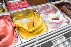 Różnorodni smaki gelato w Italy Śmietankowy Włoski lody w sklepowym okno Fotografia Royalty Free Różnorodni smaki gelato w Italy Śmietankowy Włoski lody w sklepowym okno Fotografia Royalty Free