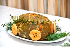 Rôtissez dans un pot de potiron avec le romarin et les bretzels servis sur une table de fête image libre de droits Rôtissez dans un pot de potiron avec le romarin et les bretzels servis sur une table de fête image libre de droits