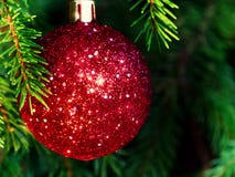 Röd boll på granen, del av julgranen med julpynt royaltyfri bild Röd boll på granen, del av julgranen med julpynt royaltyfri bild