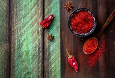 Röd chili på träbakgrund arkivfoto Röd chili på träbakgrund arkivfoto
