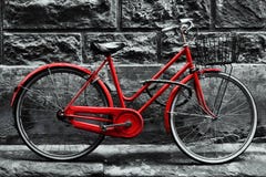 Röd cykel för Retro tappning på den svartvita väggen Röd cykel för Retro tappning på den svartvita väggen