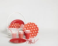 Röd disponibel bordsservis för partier och picknickar royaltyfri foto Röd disponibel bordsservis för partier och picknickar royaltyfri foto