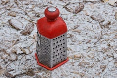 Röd-grå färger ett stort rivjärn står på jordningen i snön arkivbild Röd-grå färger ett stort rivjärn står på jordningen i snön arkivbild