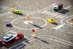 R?d gr?n bl? f?rg f?r leksakbilar p? v?gen chalked p? svart asfalt Sv?rt begrepp f?r trafikregler arkivbild R?d gr?n bl? f?rg f?r leksakbilar p? v?gen chalked p? svart asfalt Sv?rt begrepp f?r trafikregler arkivbild