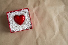 Röd gåvaask med hjärta vid valentin dag på hantverkpapper Ge hjärtaförälskelsebegrepp, kopieringsutrymme arkivbild Röd gåvaask med hjärta vid valentin dag på hantverkpapper Ge hjärtaförälskelsebegrepp, kopieringsutrymme arkivbild