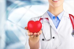 Röd hjärta för närbild i hand av den kvinnliga doktorn royaltyfri bild Röd hjärta för närbild i hand av den kvinnliga doktorn royaltyfri bild