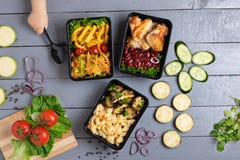 Röd lök, stekt zucchini, aubergine, röda kokta bönor med grillade fega vingar, rå grönsaker omkring royaltyfri bild Röd lök, stekt zucchini, aubergine, röda kokta bönor med grillade fega vingar, rå grönsaker omkring royaltyfri bild