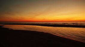 Röd och orange himmel över havet på solnedgången Arkivfoto Röd och orange himmel över havet på solnedgången Arkivfoto