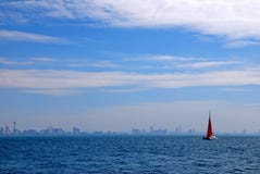 Röd segelbåt på havet med det blåa havet arkivbilder Röd segelbåt på havet med det blåa havet arkivbilder