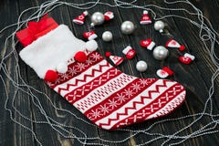 Röd socka för jul på en träbakgrund royaltyfri foto Röd socka för jul på en träbakgrund royaltyfri foto