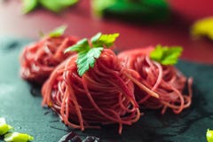 Röd spagetti med rödbeta och haricot vert fotografering för bildbyråer Röd spagetti med rödbeta och haricot vert fotografering för bildbyråer