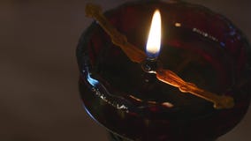 Röd stearinljus i kyrkan royaltyfri fotografi Röd stearinljus i kyrkan royaltyfri fotografi
