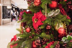 Röda märkes- bollar för julgran på suddig bakgrund i galleriainre Xmas-modell Shopping och försäljningar arkivfoto Röda märkes- bollar för julgran på suddig bakgrund i galleriainre Xmas-modell Shopping och försäljningar arkivfoto