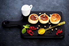 röda pannkakor för stuga för bakgrundscanapeost Arkivfoton röda pannkakor för stuga för bakgrundscanapeost Arkivfoton