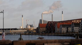 Rökchemney från förlorad bränning i Köpenhamn arkivfoton Rökchemney från förlorad bränning i Köpenhamn arkivfoton