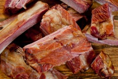 Rökte grisköttstöd som är saftiga och som är meaty på en träskärbräda arkivbild Rökte grisköttstöd som är saftiga och som är meaty på en träskärbräda arkivbild