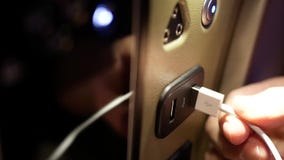 Rörelse av mannen som sätter in USB kabel för uppladdning av hans smarta telefon Rörelse av mannen som sätter in USB kabel för uppladdning av hans smarta telefon