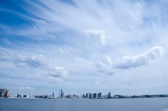Rörelsen av moln i himlen över staden arkivbild Rörelsen av moln i himlen över staden arkivbild