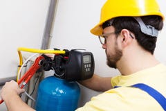 rörmokare som installerar vattenfiltreringsystemet royaltyfri bild rörmokare som installerar vattenfiltreringsystemet royaltyfri bild