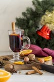 Rött funderat vin för jul i exponeringsglas på träbräde på vit bakgrund royaltyfri bild Rött funderat vin för jul i exponeringsglas på träbräde på vit bakgrund royaltyfri bild