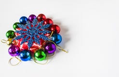Rött julpynt på en ljus bakgrund klaus santa för frost för påsekortjul sky Tema för vinterferie arkivfoto Rött julpynt på en ljus bakgrund klaus santa för frost för påsekortjul sky Tema för vinterferie arkivfoto
