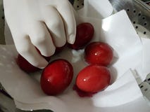 Rött koka för ägg för grekisk ortodox easter beröm royaltyfri foto Rött koka för ägg för grekisk ortodox easter beröm royaltyfri foto