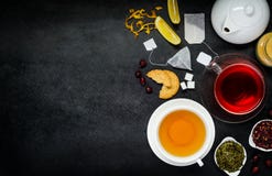Rött och gult te med ingredienser på kopieringsutrymme arkivbilder Rött och gult te med ingredienser på kopieringsutrymme arkivbilder