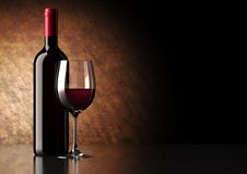 rött vin för flaskexponeringsglas royaltyfri foto rött vin för flaskexponeringsglas royaltyfri foto