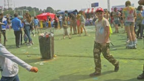 RÚSSIA, IRKUTSK - 27 DE JUNHO DE 2018: Jovens felizes que dançam e que comemoram durante o festival de Holi das cores Multidão de video estoque RÚSSIA, IRKUTSK - 27 DE JUNHO DE 2018: Jovens felizes que dançam e que comemoram durante o festival de Holi das cores Multidão de video estoque