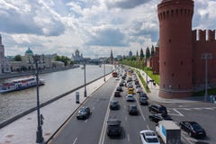 RÚSSIA, MOSCOU, O 8 DE JUNHO DE 2017: Tráfego rodoviário na rua da terraplenagem do Kremlin imagem de stock RÚSSIA, MOSCOU, O 8 DE JUNHO DE 2017: Tráfego rodoviário na rua da terraplenagem do Kremlin imagem de stock