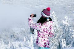Rússia, Sheregesh 2018 11 Esquiador profissional da menina 17 em s brilhante fotografia de stock Rússia, Sheregesh 2018 11 Esquiador profissional da menina 17 em s brilhante fotografia de stock
