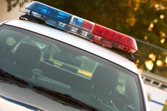 Rückseitige Ansichtpolizeisirene gewinkelt stockbild Rückseitige Ansichtpolizeisirene gewinkelt stockbild