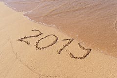 2019 ręcznie pisany tekstów na piaskowatej plaży z sekwens falą obraz stock 2019 ręcznie pisany tekstów na piaskowatej plaży z sekwens falą obraz stock