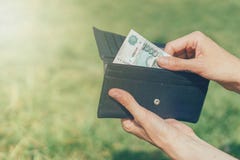 Ręka bierze za banknocie Rosyjscy ruble od portfla zdjęcie stock Ręka bierze za banknocie Rosyjscy ruble od portfla zdjęcie stock