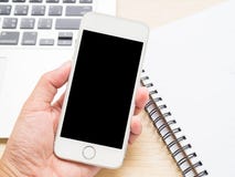 Ręka chwyt mądrze telefon zdjęcia stock Ręka chwyt mądrze telefon zdjęcia stock